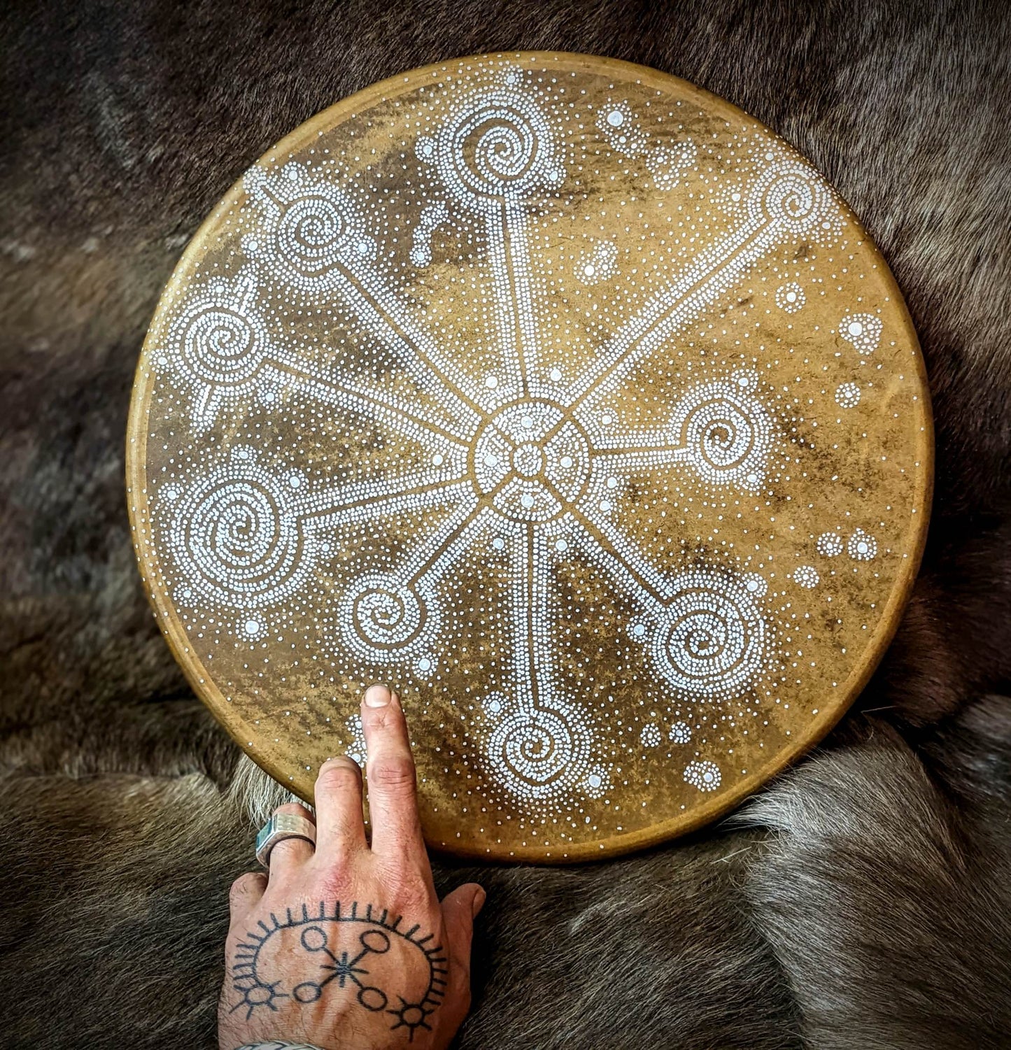 Dróttinnrúm 16 Inch Elk Hide Shaman Drum With Alder Wood Beater