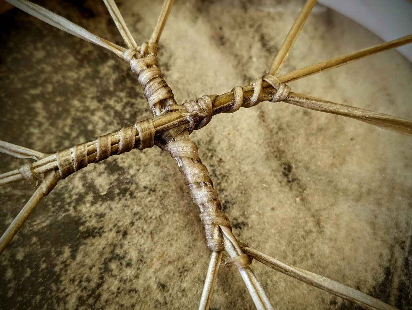 Dróttinnrúm 16 Inch Elk Hide Shaman Drum With Alder Wood Beater