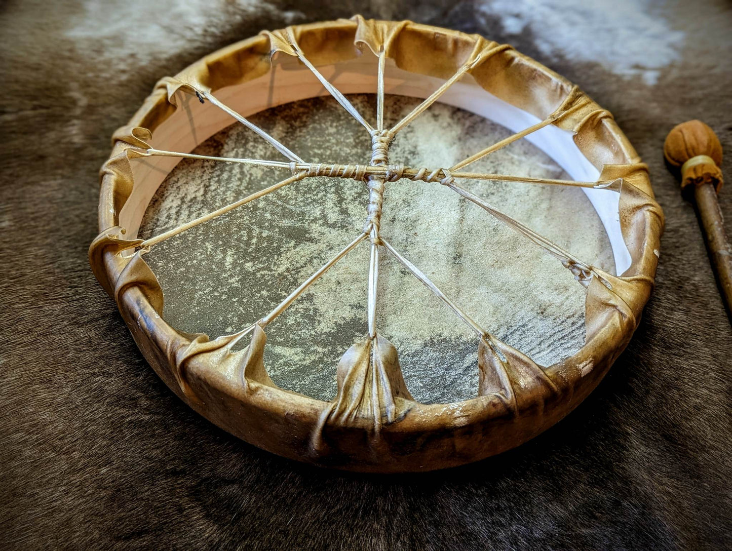 Dróttinnrúm 16 Inch Elk Hide Shaman Drum With Alder Wood Beater