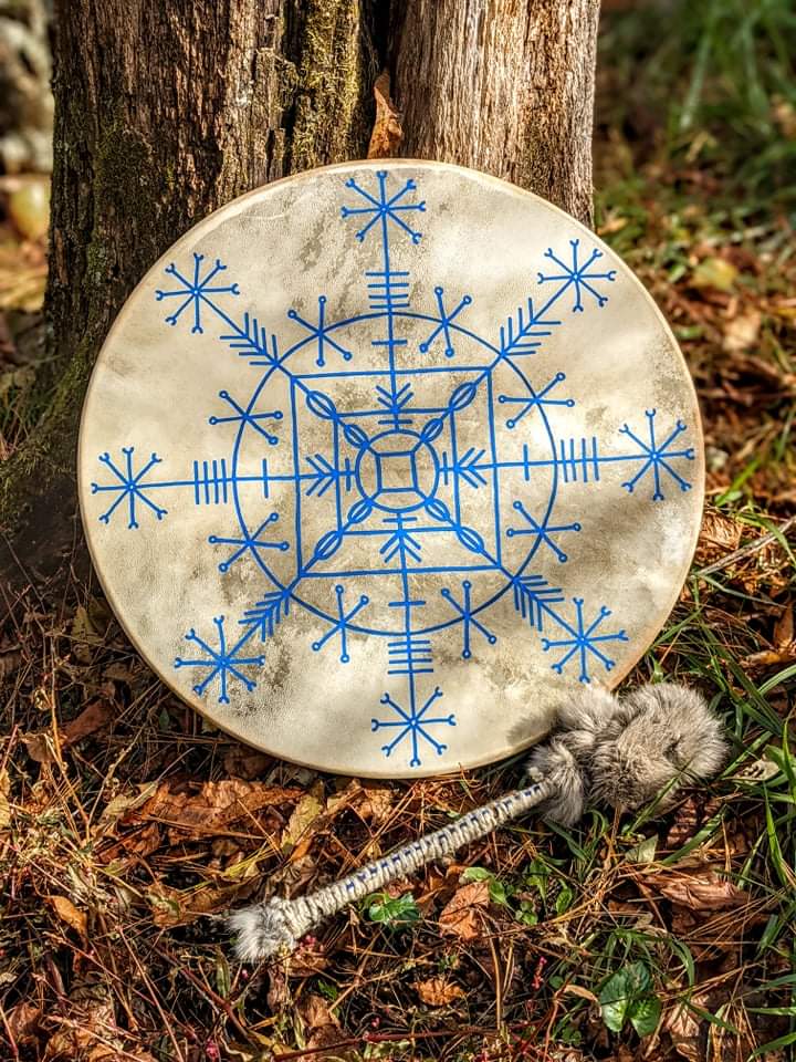 Blár Gandreiðarstafur 18" Goat Skin Shaman Drum, Willow Branch Rabbit Fur Beater, Wool Wrapping
