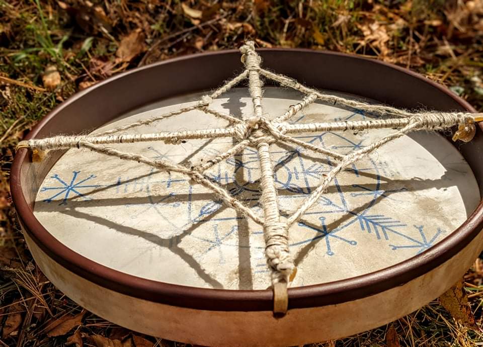 Blár Gandreiðarstafur 18" Goat Skin Shaman Drum, Willow Branch Rabbit Fur Beater, Wool Wrapping