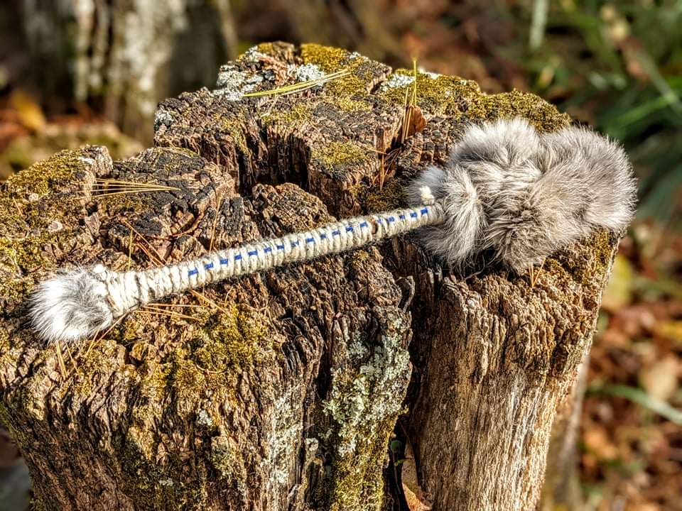 Blár Gandreiðarstafur 18" Goat Skin Shaman Drum, Willow Branch Rabbit Fur Beater, Wool Wrapping